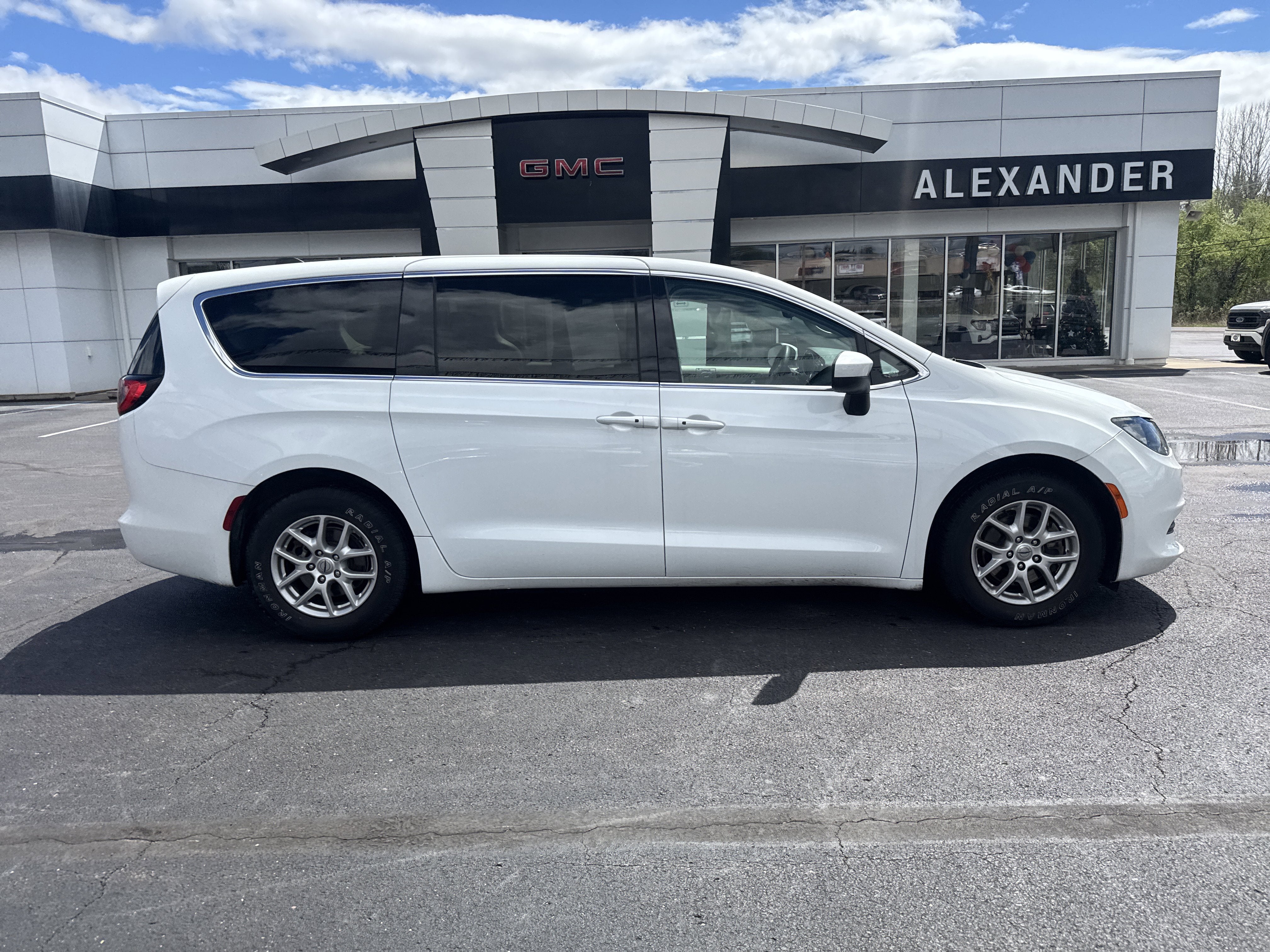 2023 Chrysler Voyager LX