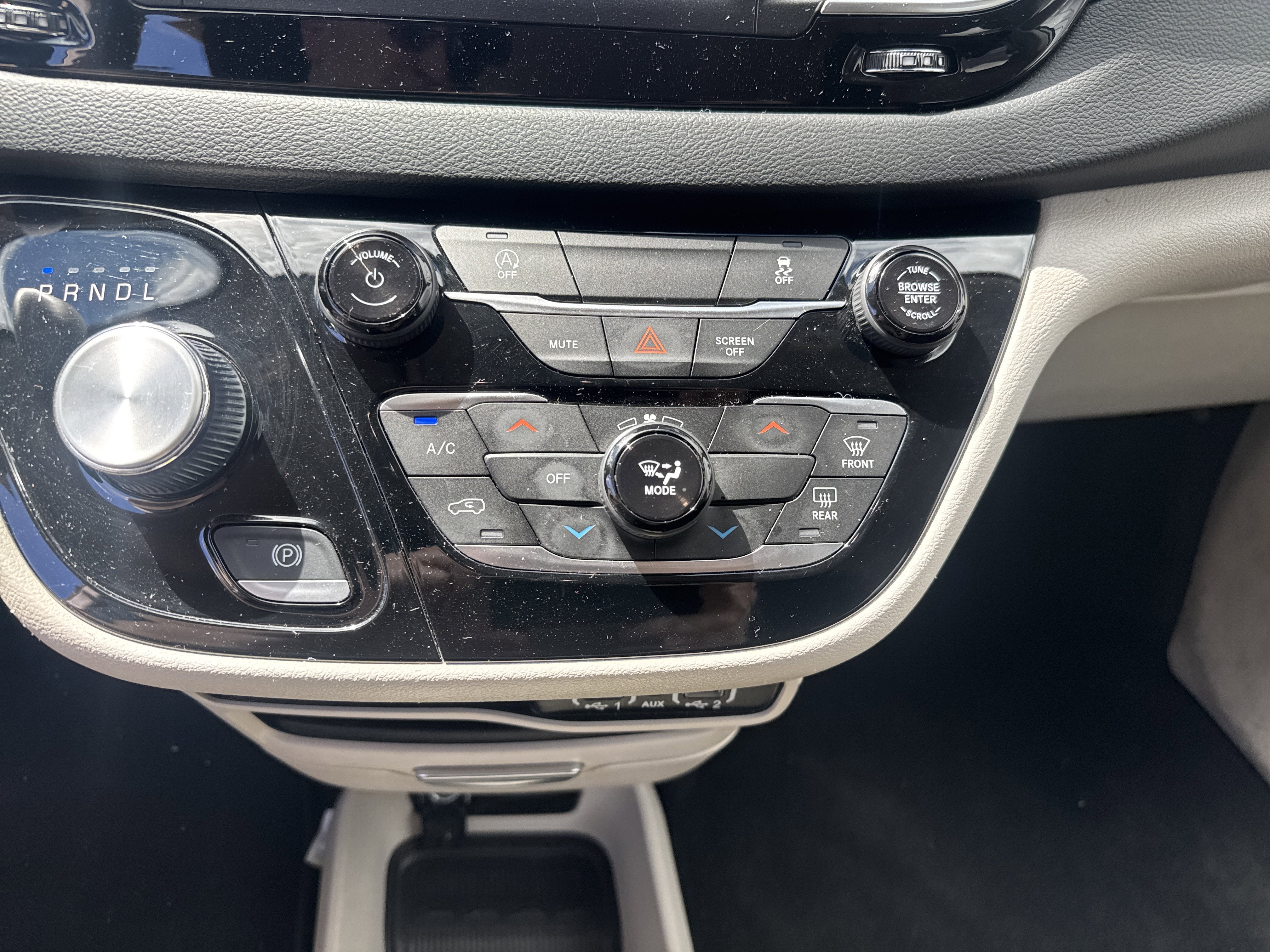 2023 Chrysler Voyager LX