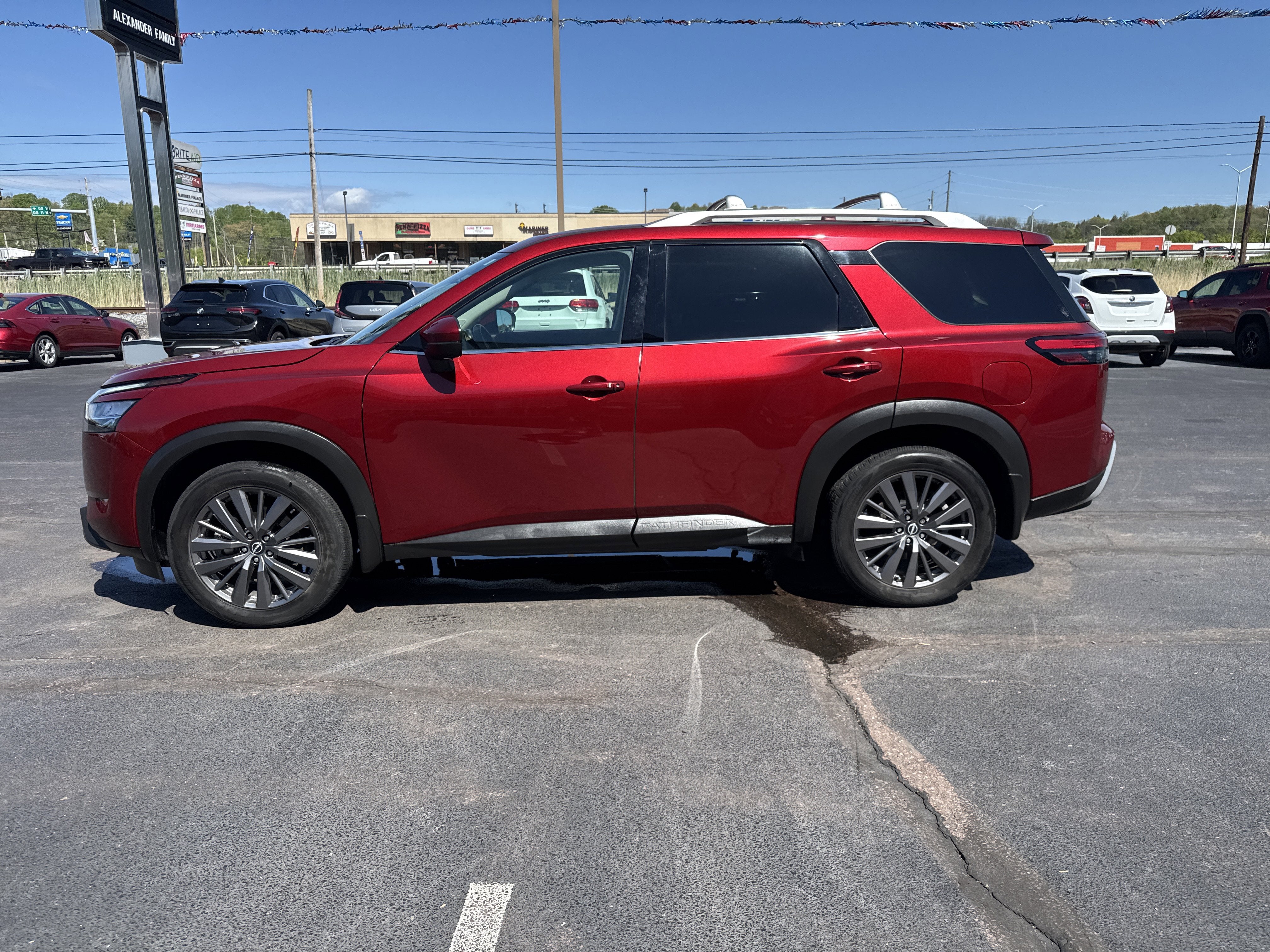 2023 Nissan Pathfinder SL