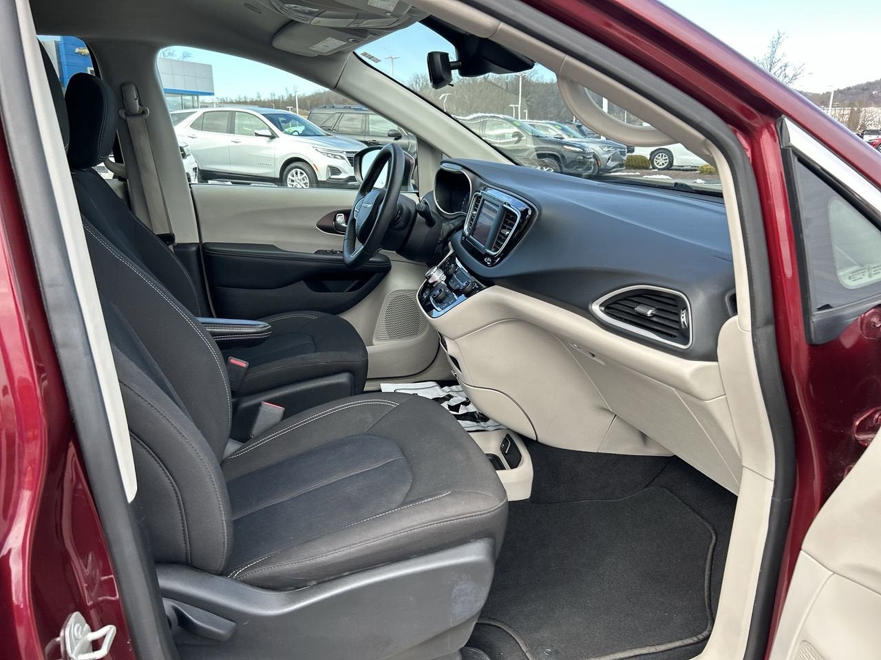 2023 Chrysler Voyager LX