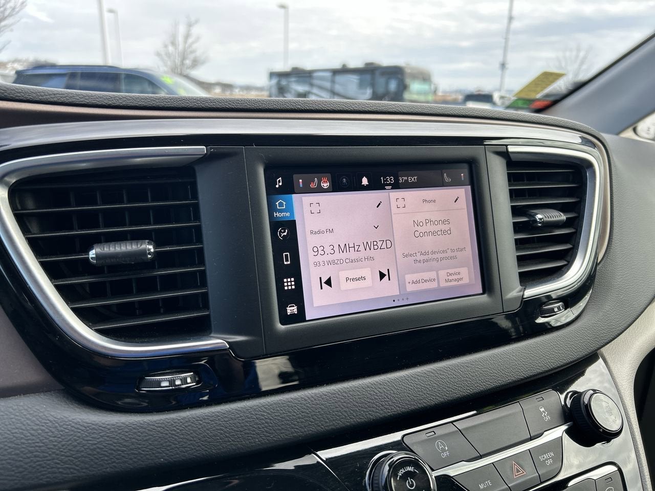 2023 Chrysler Voyager LX