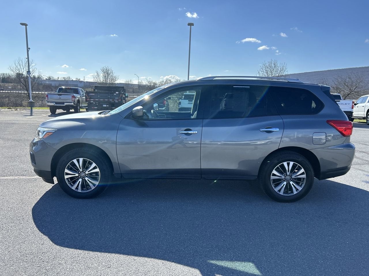 2020 Nissan Pathfinder SV