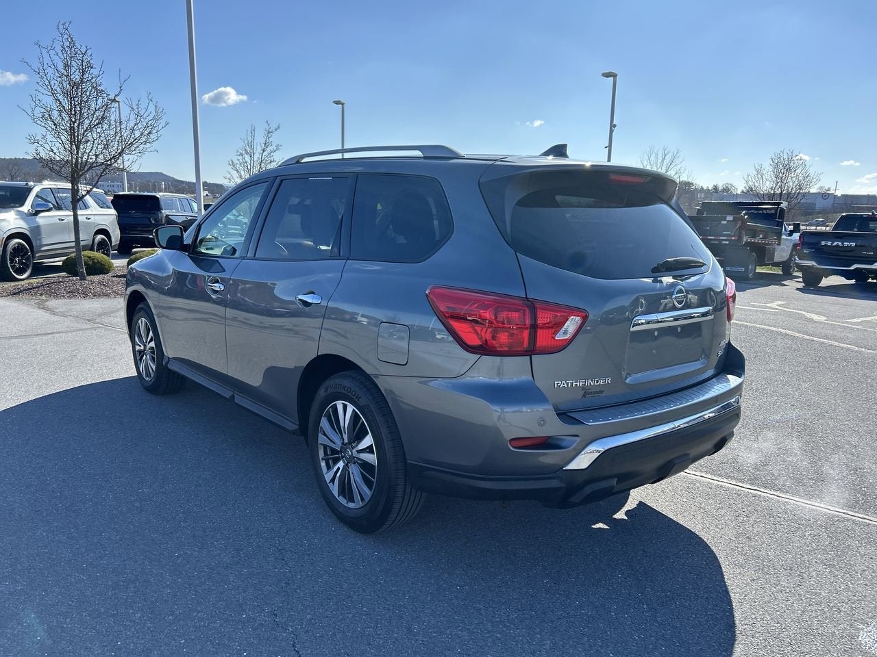 2020 Nissan Pathfinder SV