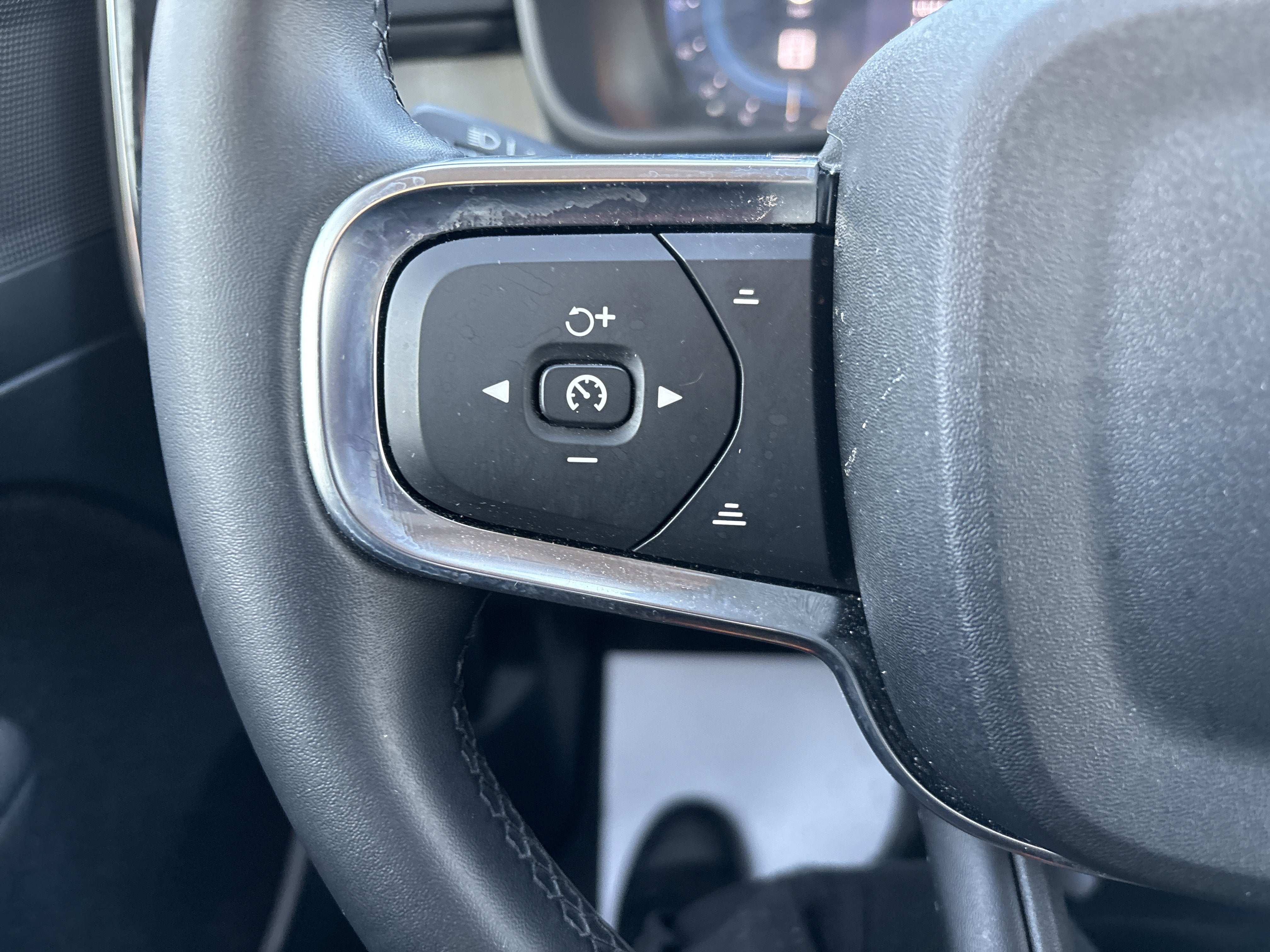 2025 Volvo XC40 Core Bright Theme