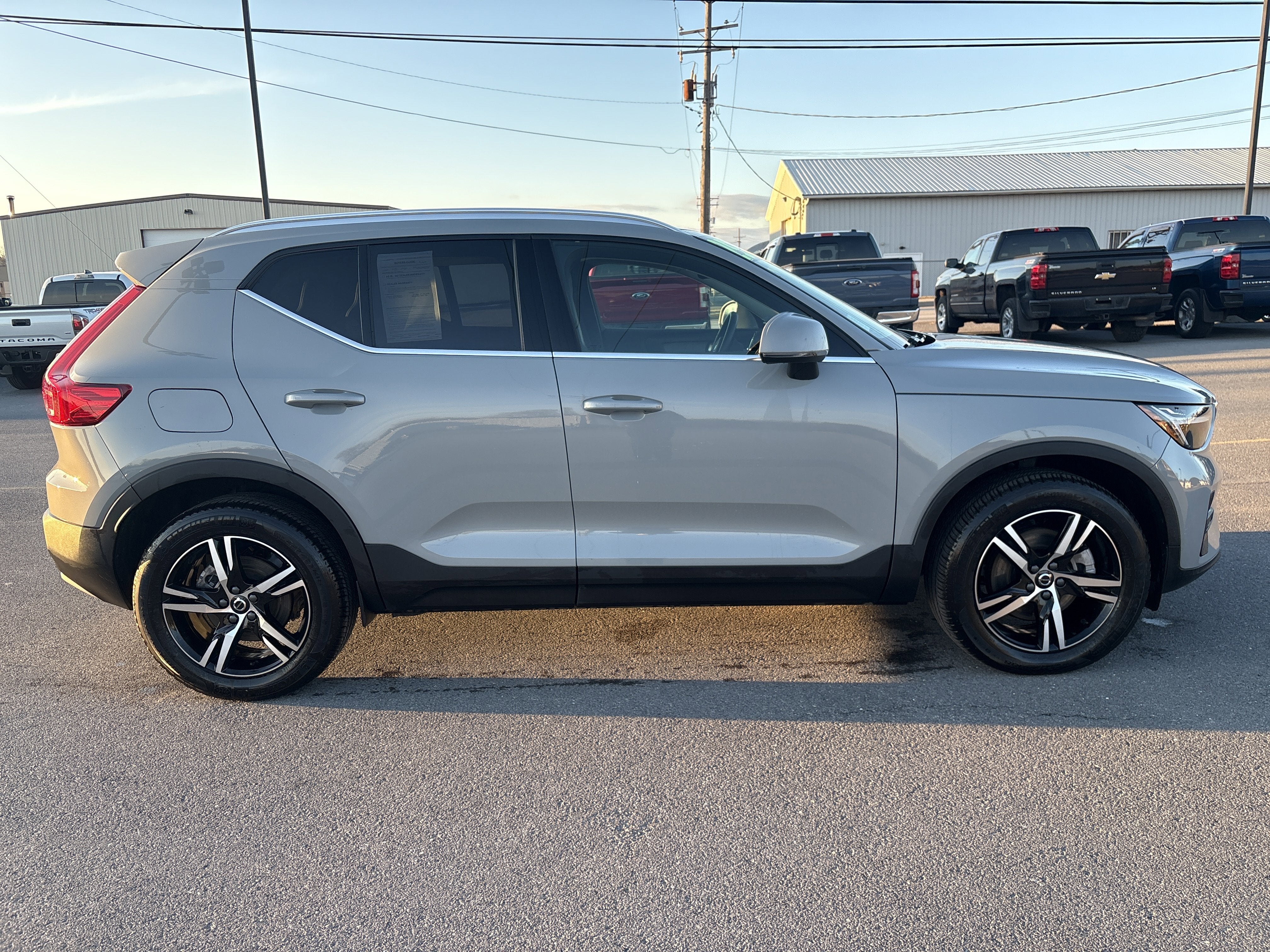 2025 Volvo XC40 Core Bright Theme