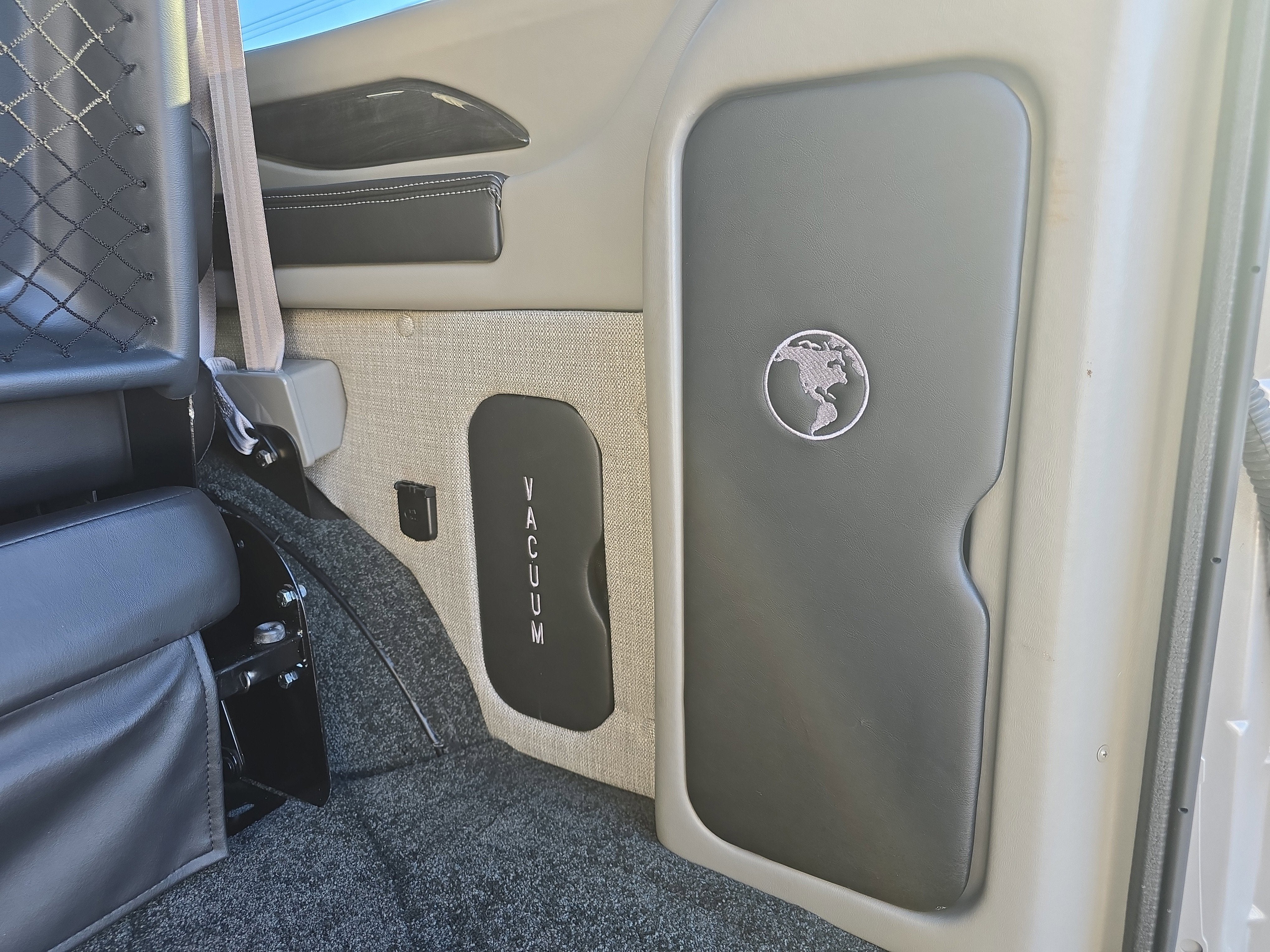 2021 Chevrolet Express Passenger 2500 1LS