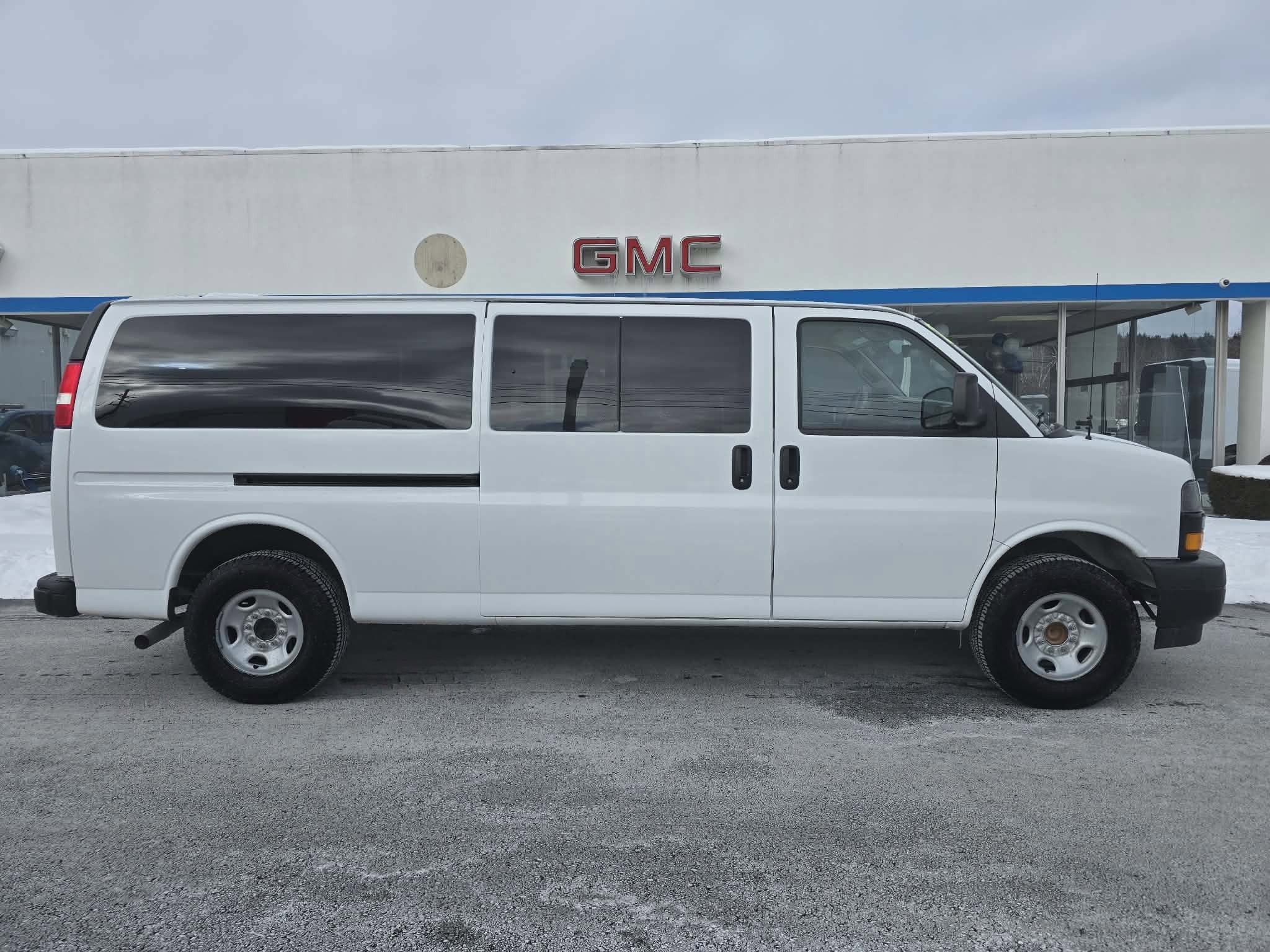 2024 Chevrolet Express Passenger 3500 1LS