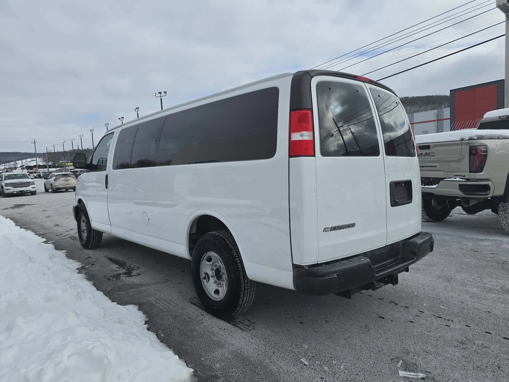 2024 Chevrolet Express Passenger 3500 1LS