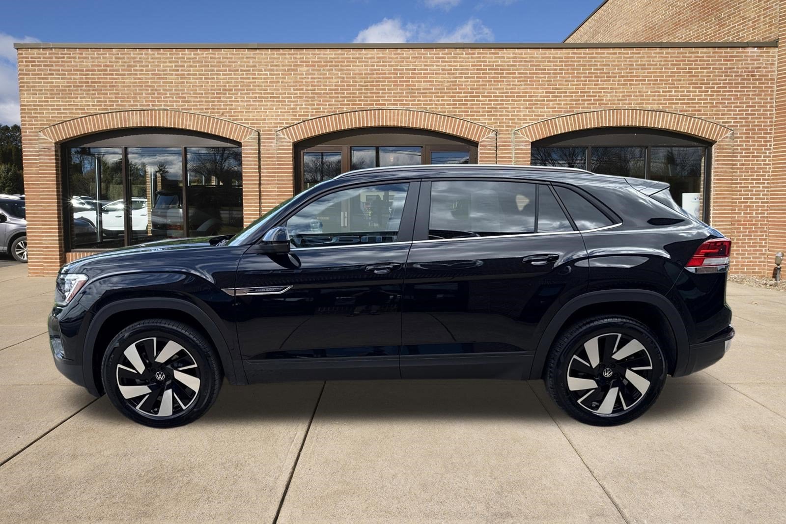 2026 Volkswagen Atlas Cross Sport 2.0T SE w/Technology