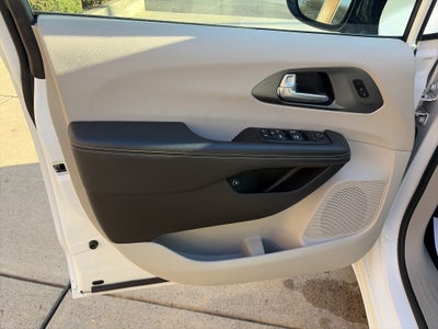 2024 Chrysler Pacifica Hybrid Select