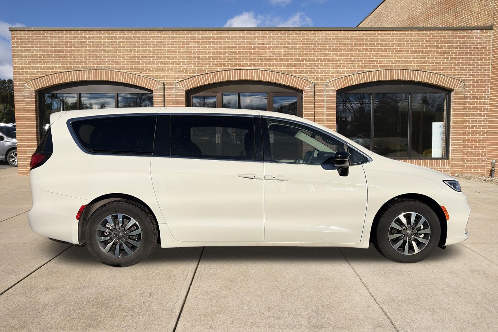 2024 Chrysler Pacifica Hybrid Select
