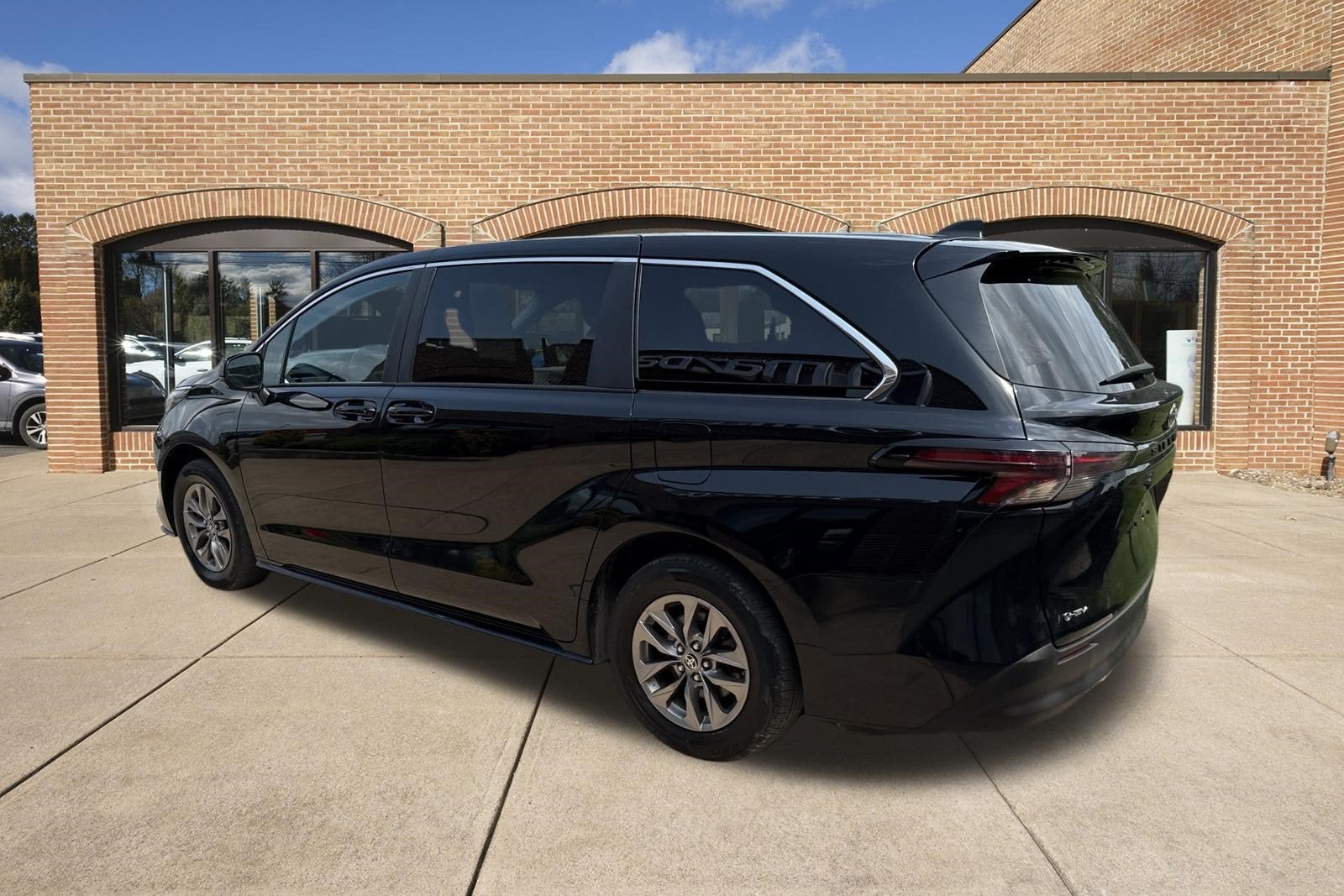 2025 Toyota Sienna LE
