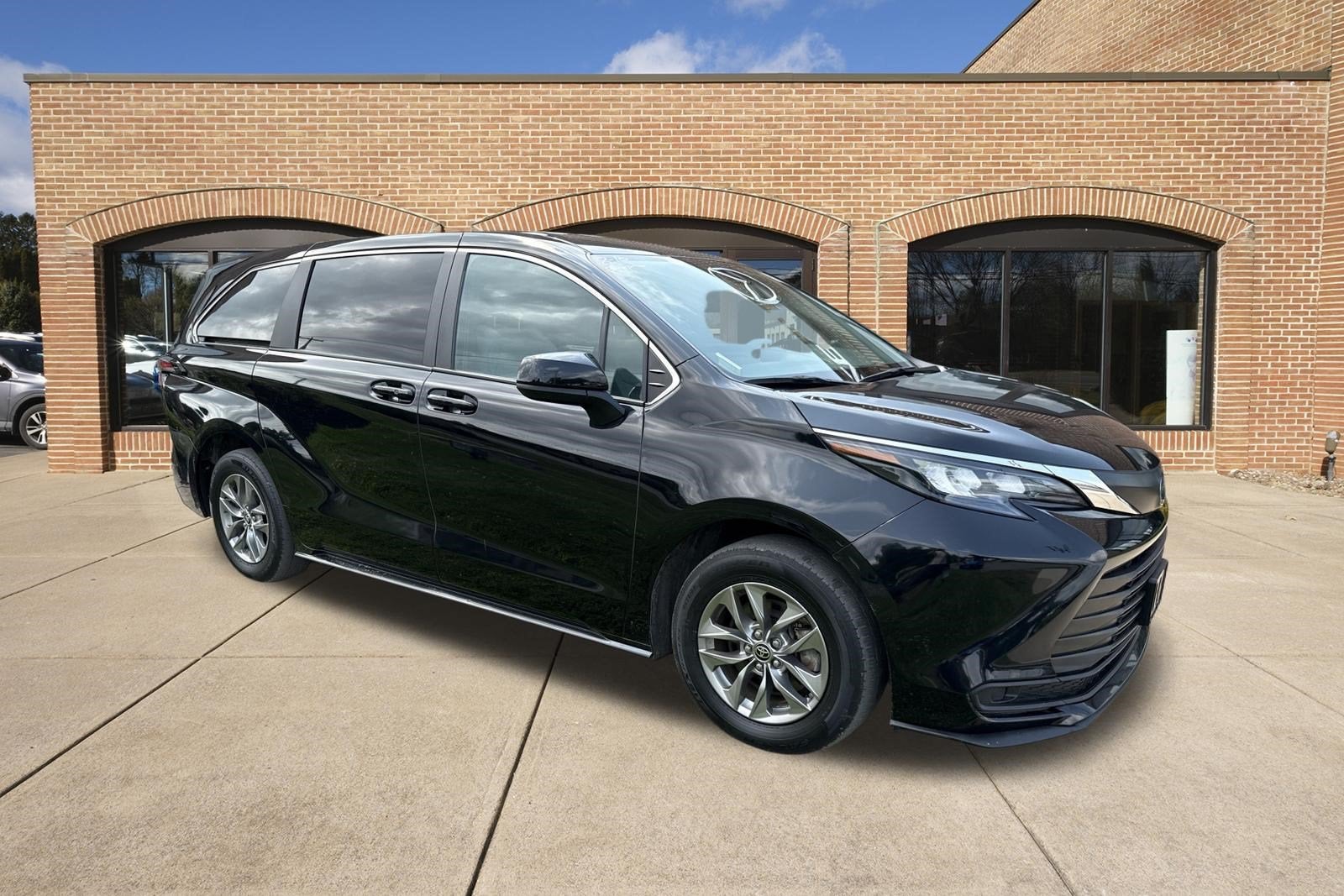 2025 Toyota Sienna LE