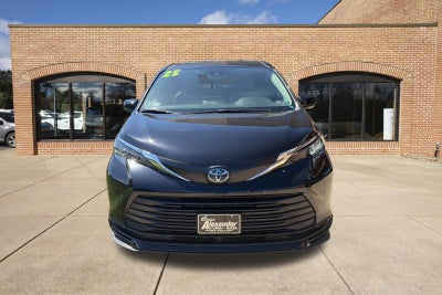 2025 Toyota Sienna LE
