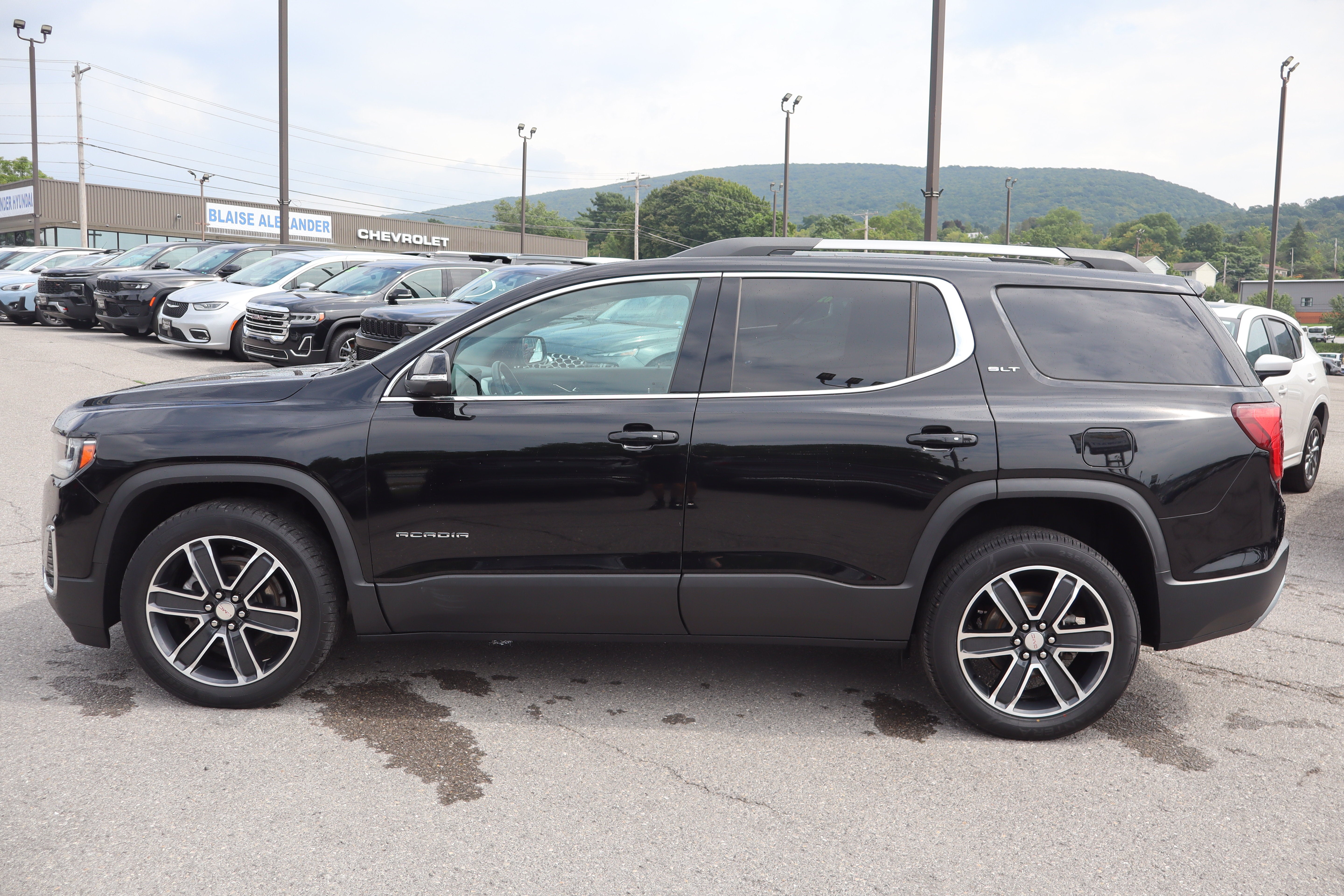 2023 GMC Acadia SLT