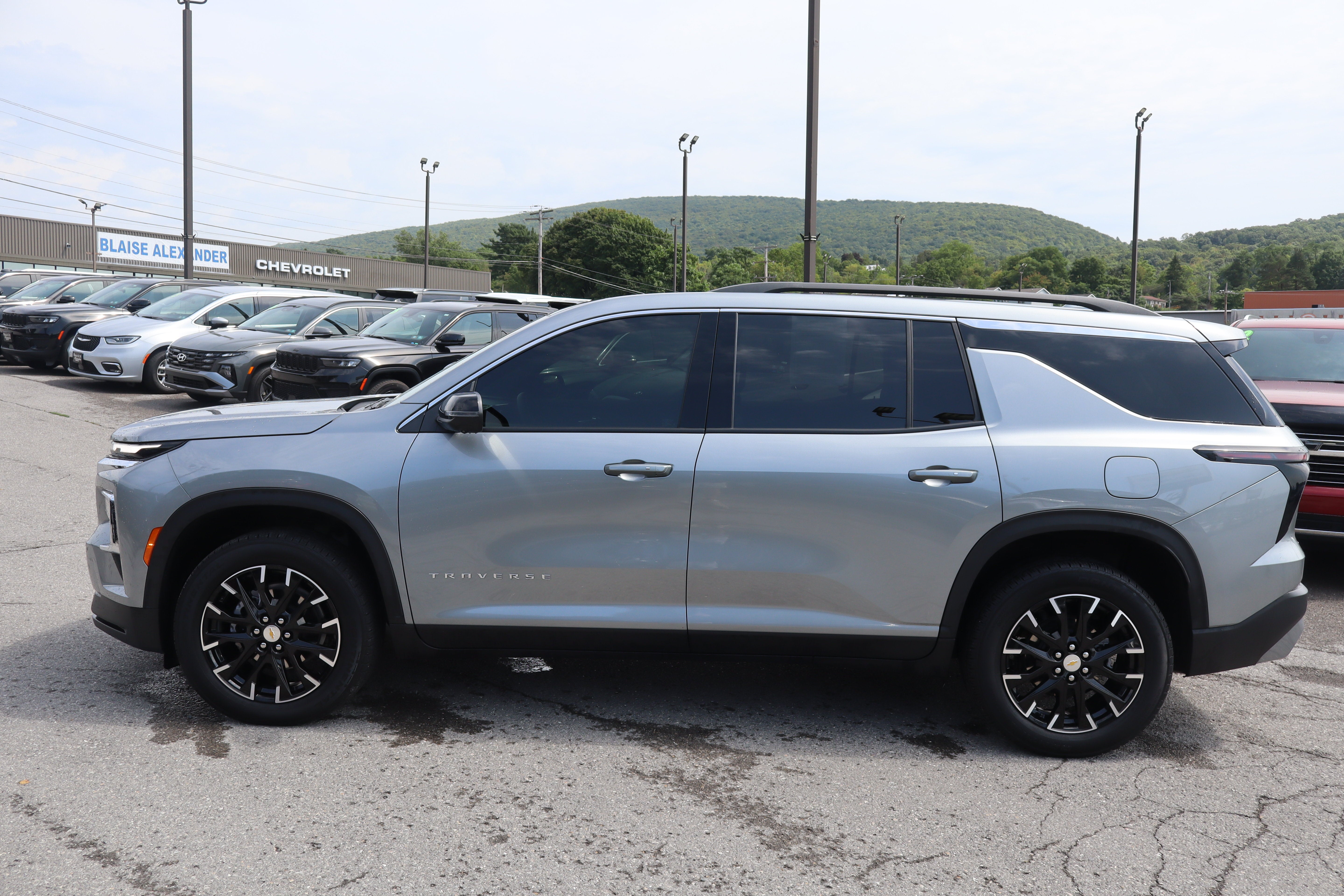 2025 Chevrolet Traverse AWD LT