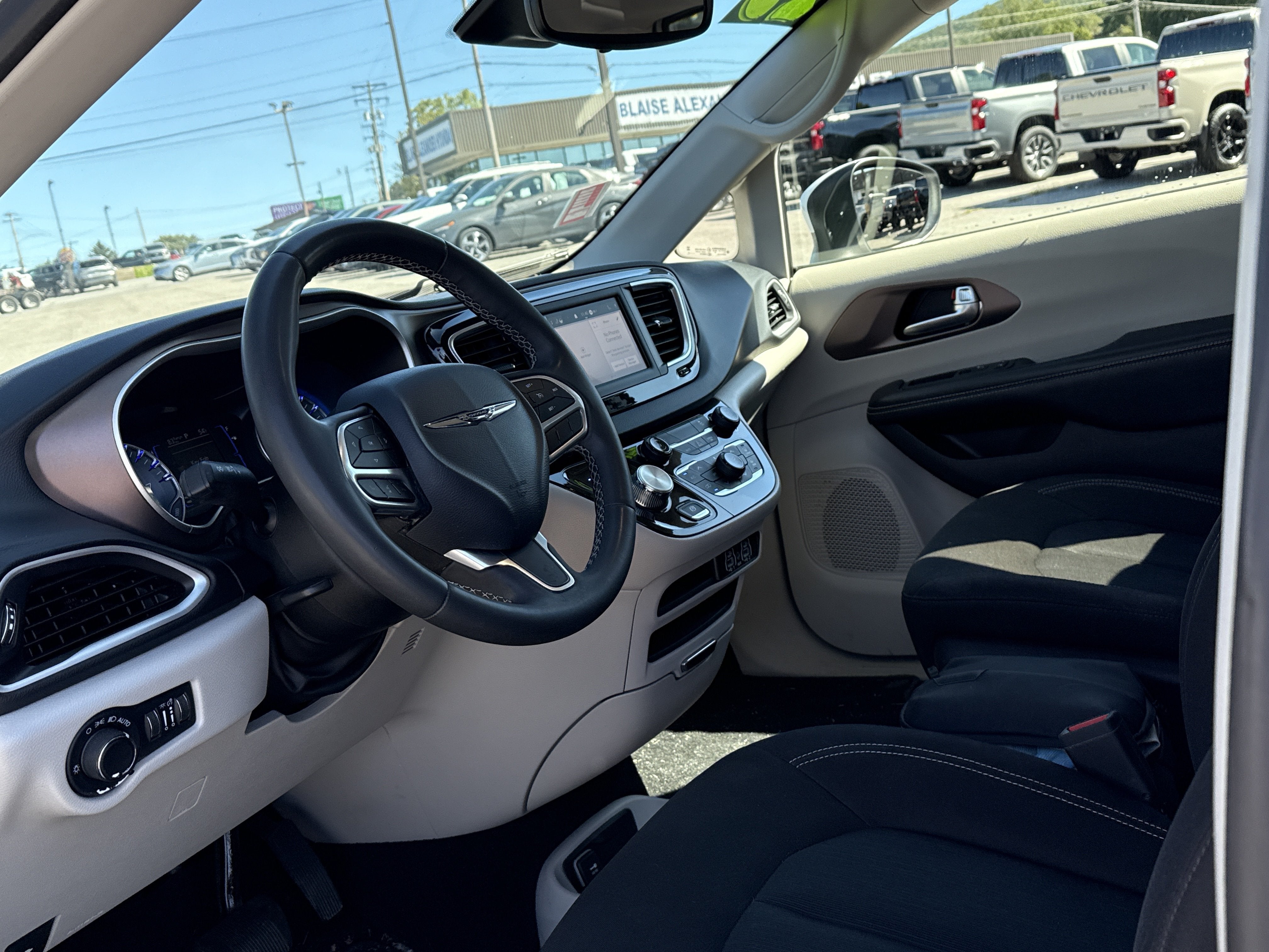 2023 Chrysler Voyager LX