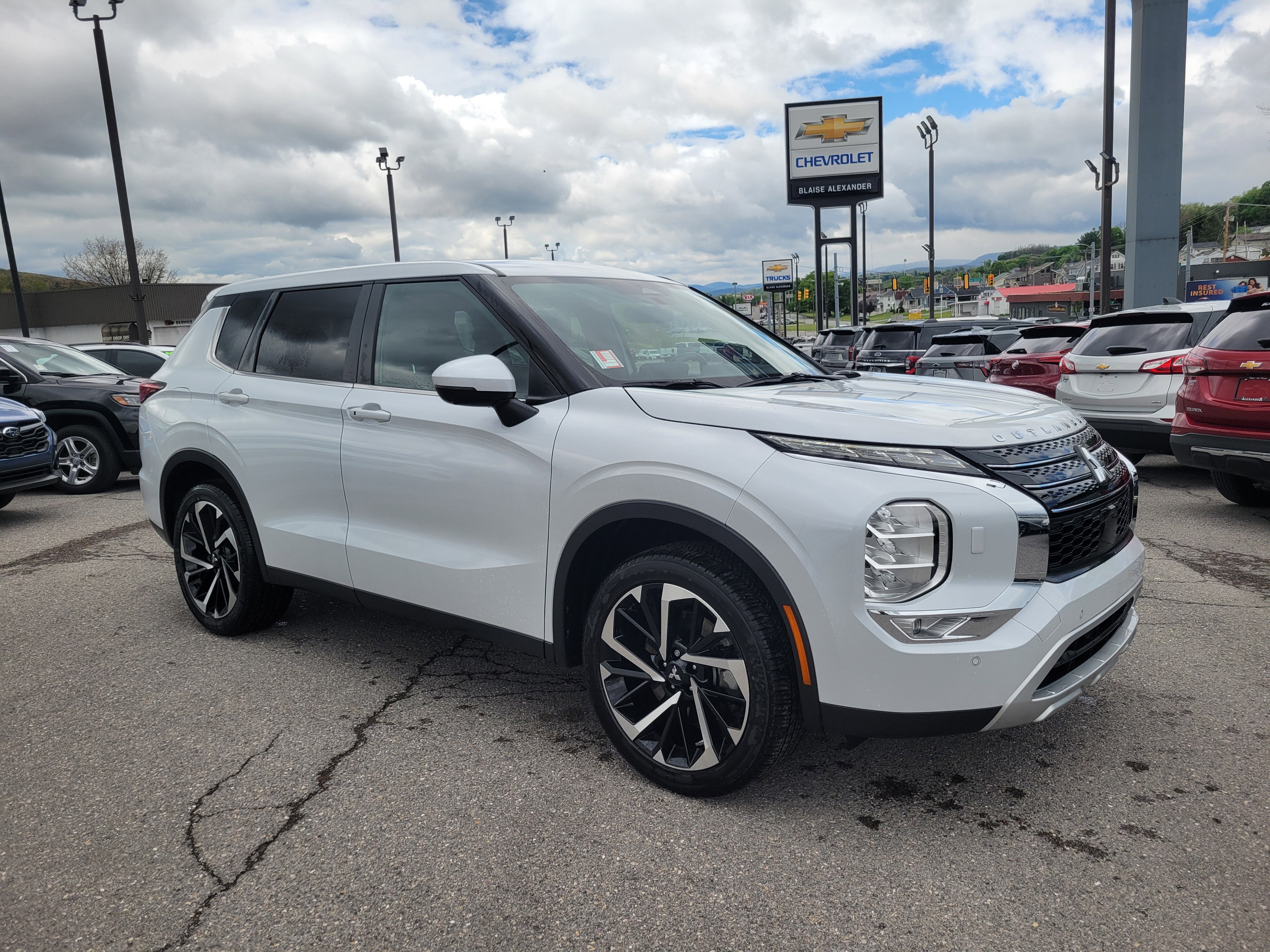 2024 Mitsubishi Outlander SE