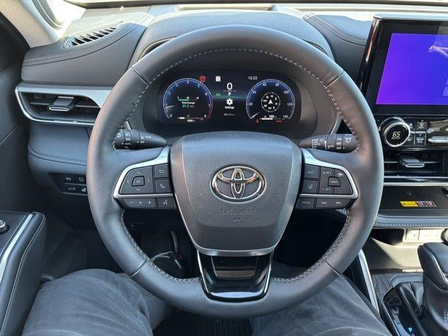 2025 Toyota Highlander Platinum AWD (Natl)