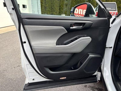 2024 Toyota Highlander LE AWD (SE)