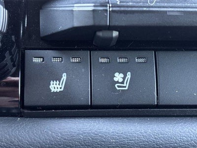 2022 Toyota Tundra 4WD 4WD Platinum Hybrid CrewMax 5.5' Bed (Natl)