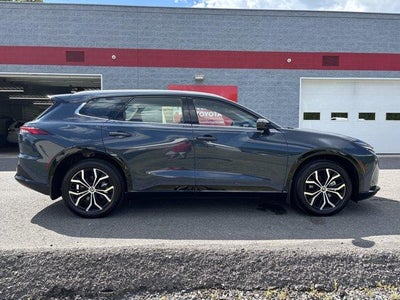 2025 Toyota Crown Signia XLE AWD (Natl)