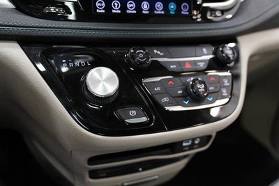 2018 Chrysler Pacifica Hybrid Limited FWD