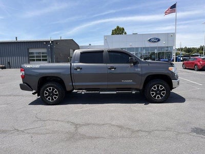 2016 Toyota Tundra 4WD Truck 4WD CrewMax Short Bed 5.7L SR5 (SE)