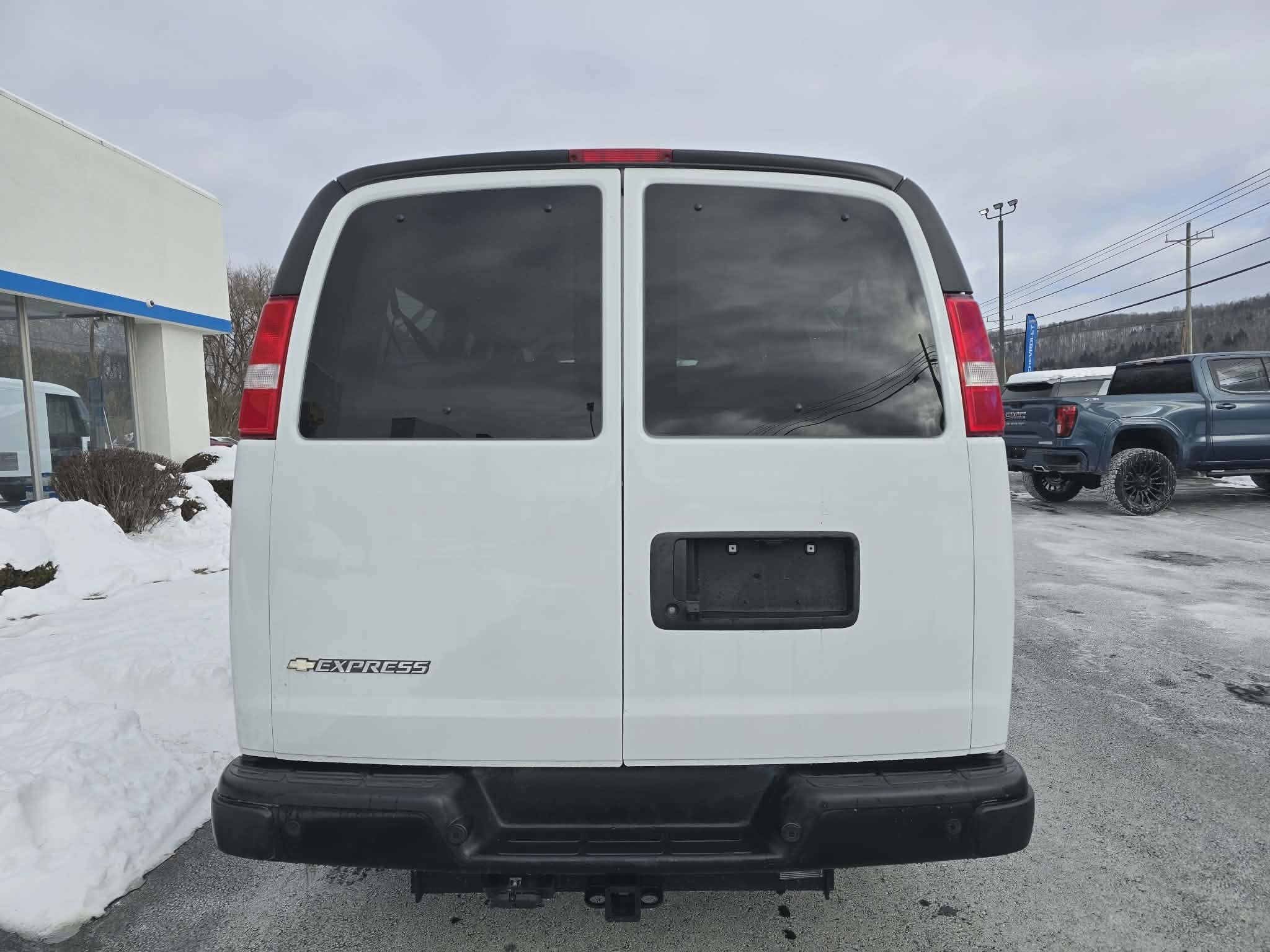 2024 Chevrolet Express Passenger 3500 1LS