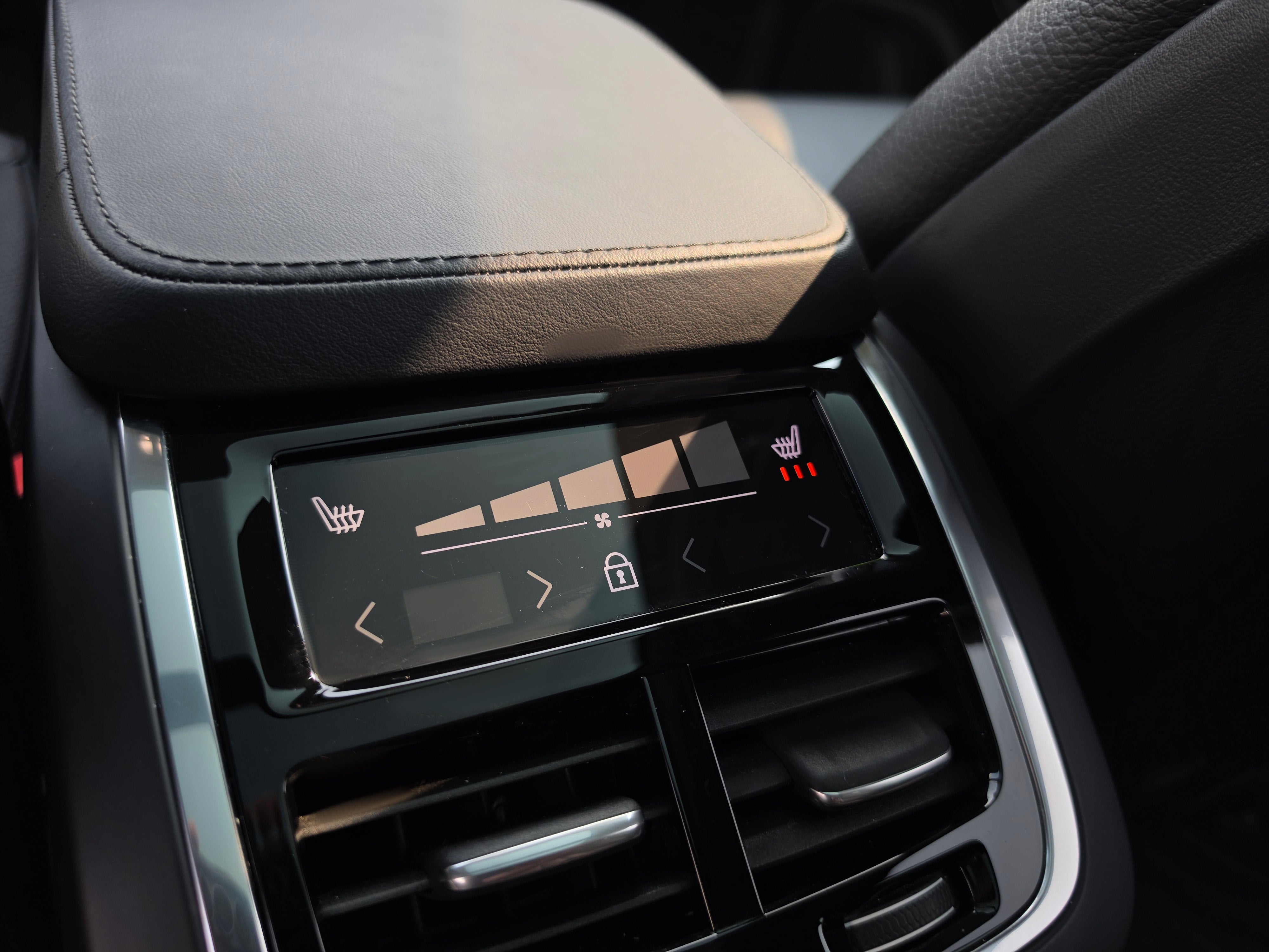 2024 Volvo XC90 Plus Bright Theme