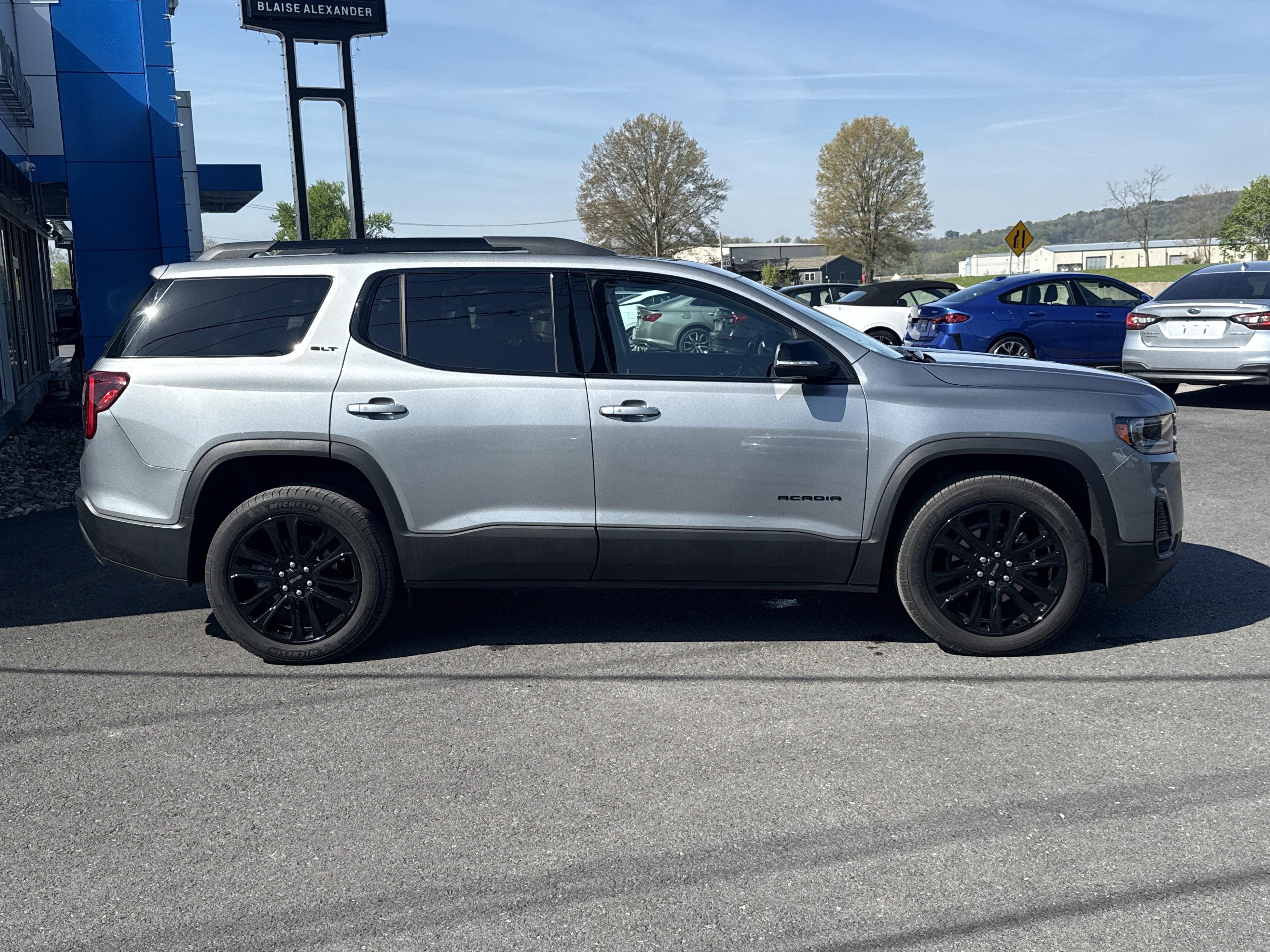 2023 GMC Acadia SLT