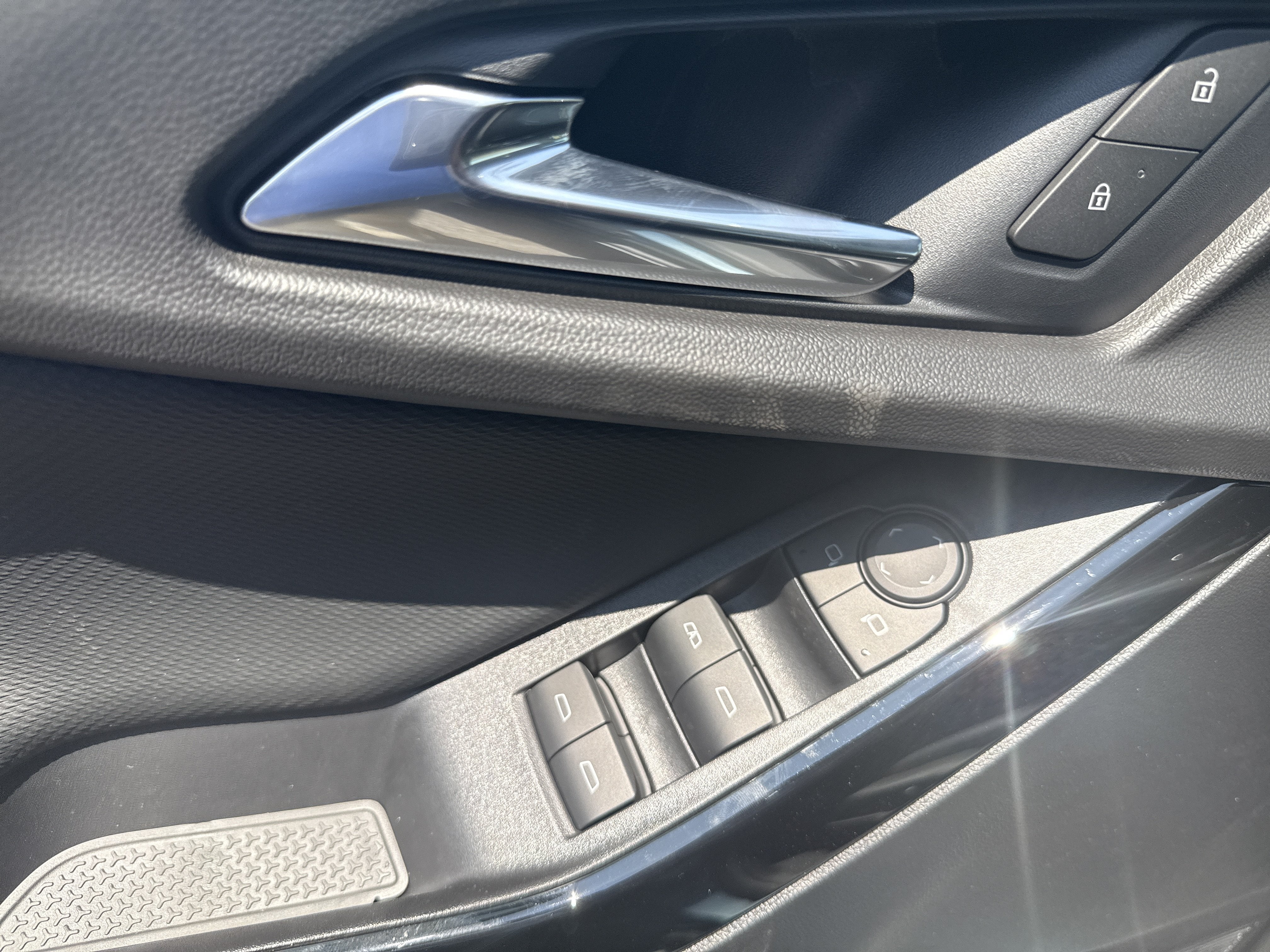 2027 Chevrolet Equinox LT - Photo 16