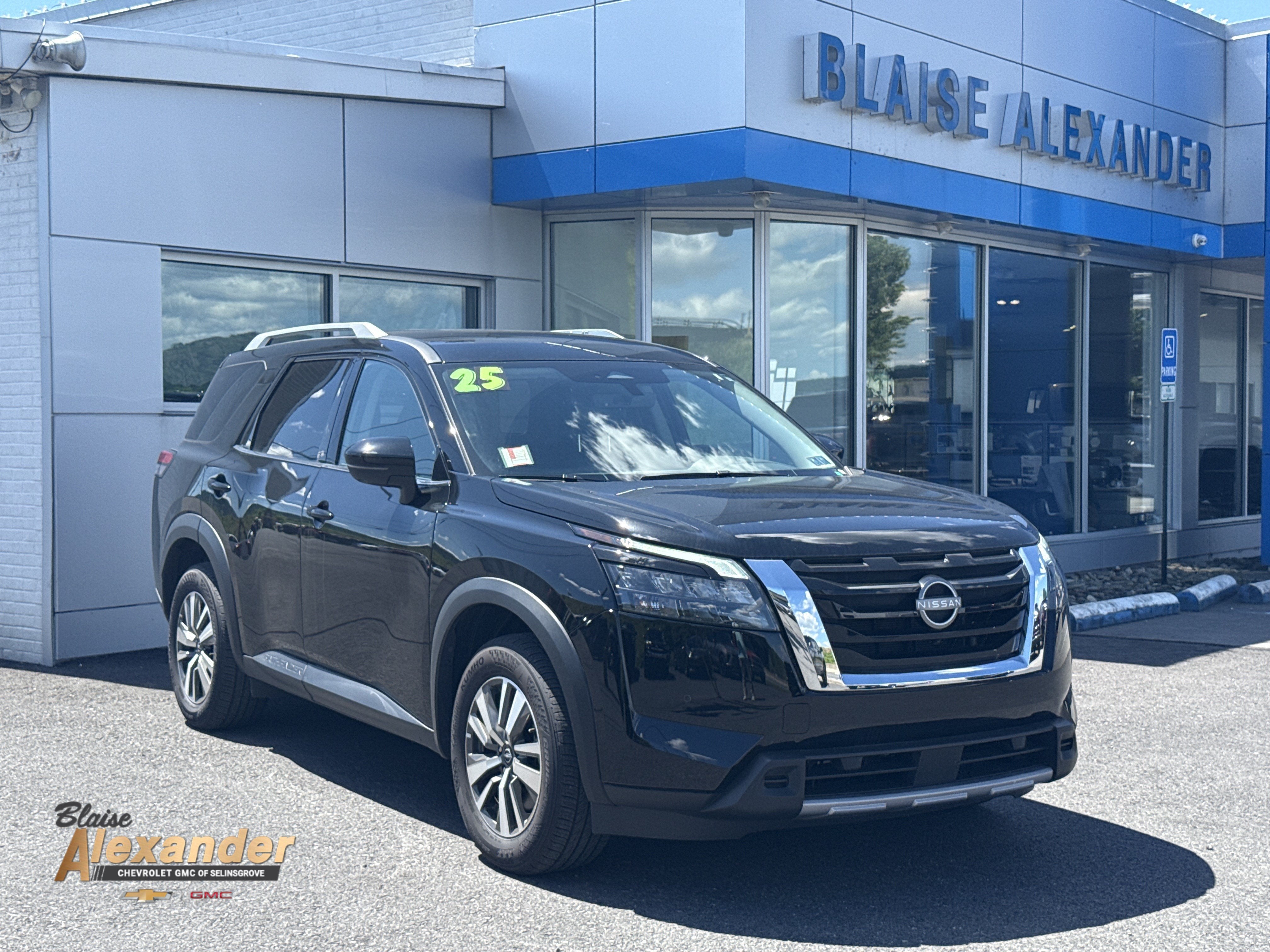 2025 Nissan Pathfinder SL